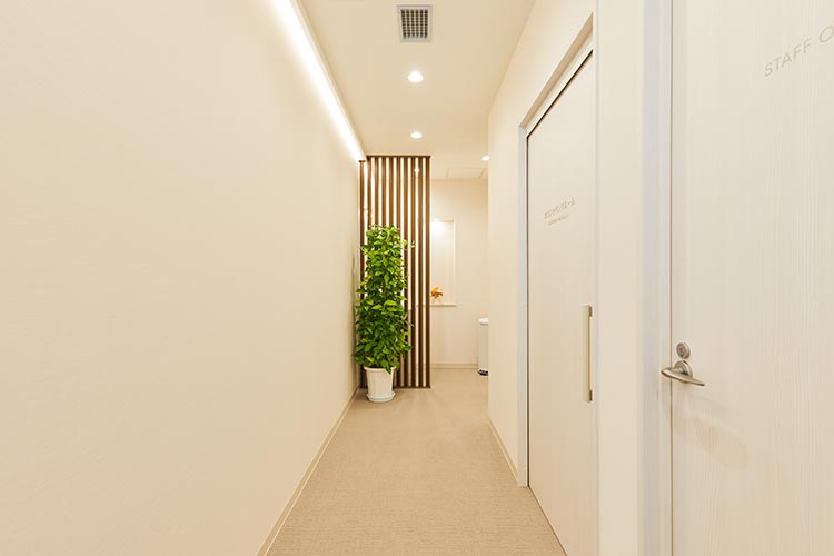 カウンセリングルーム～トイレ前通路